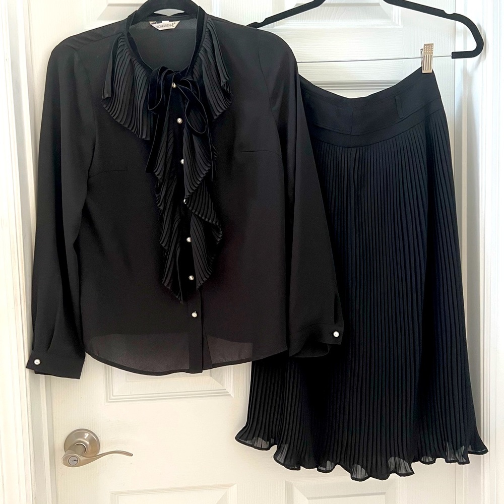 NWOT pleated black 2 pieces set Long Sleeve Shirt + Skirt. Sz S